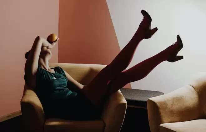 Mlada žena s proširenim venama na nogama